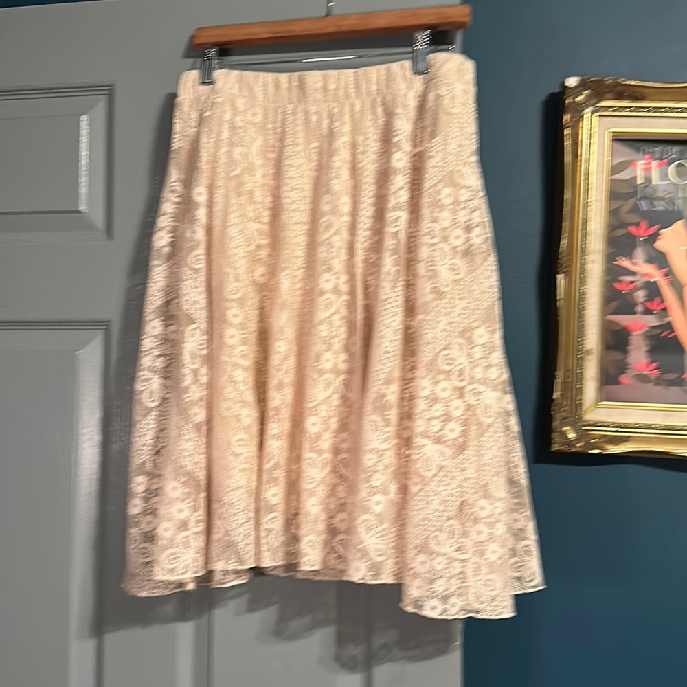 Beige lace elastic waist mid-length skirt. Large. Lapis.
